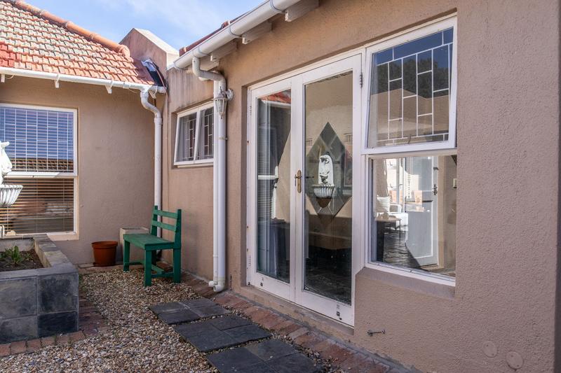 5 Bedroom Property for Sale in Meadowridge Western Cape